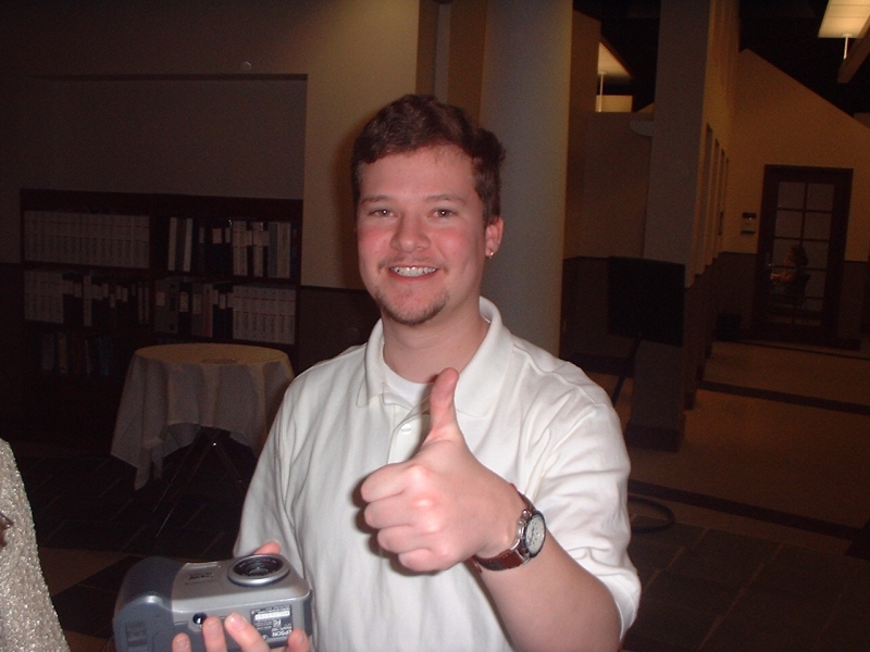 2001-03-22-MikePottsThumbsUp